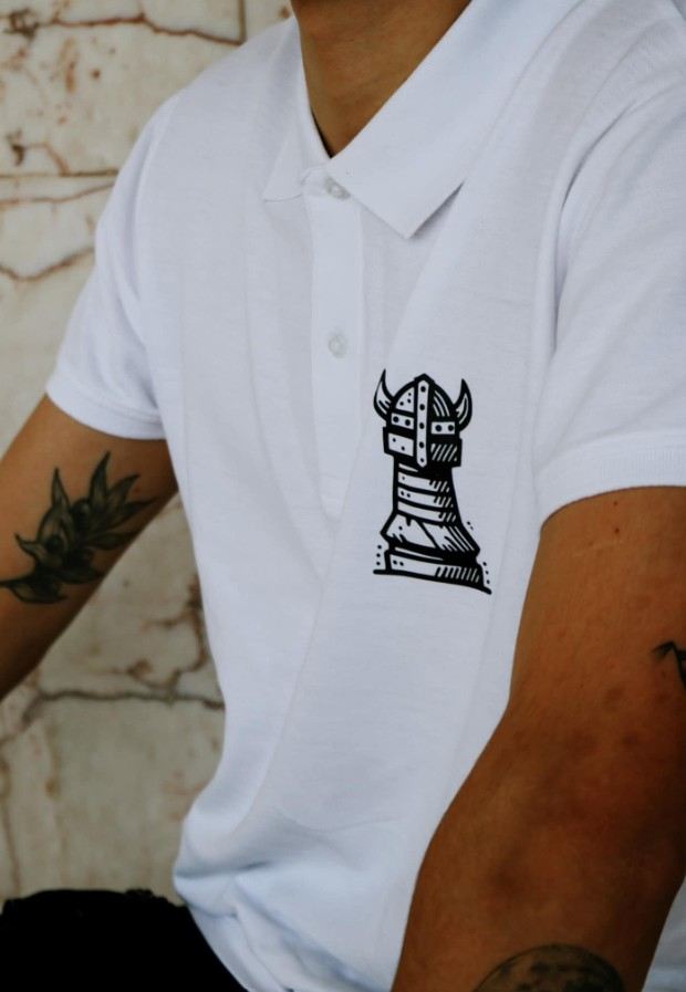 Polo blanc floqué d'un logo casque viking noir sur la poitrine